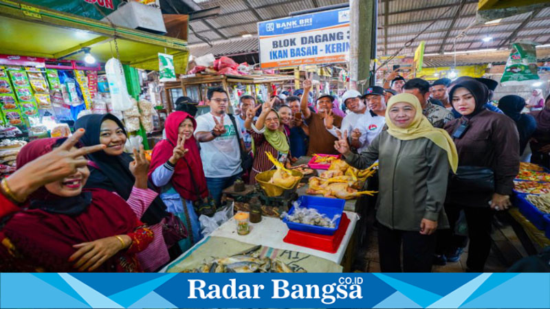 Khofifah Sambangi Pasar Baru Lumajang, Tegaskan Komitmen Lanjutkan Program Zakat Produktif untuk Usaha Mikro