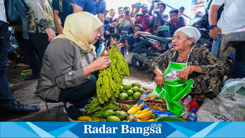 Khofifah Sambangi Pasar Baru Lumajang, Tegaskan Komitmen Lanjutkan Program Zakat Produktif untuk Usaha Mikro