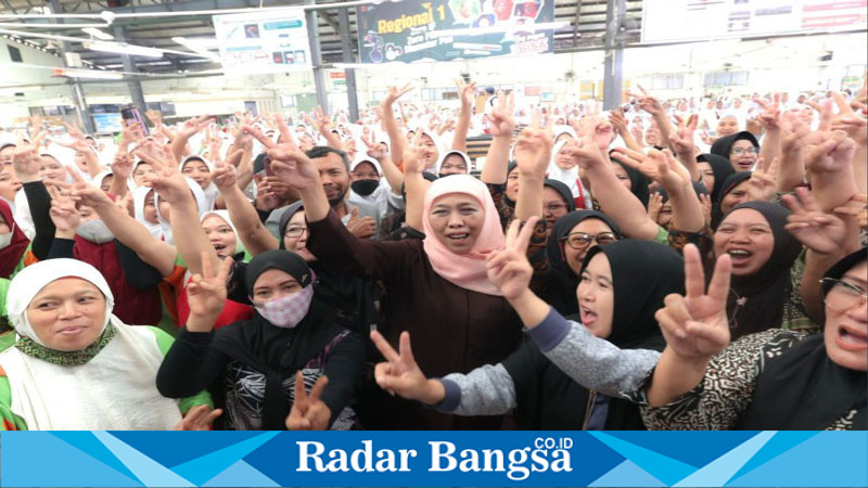 Khofifah Sapa Ribuan Pekerja MPS Prigen Pasuruan, Ajak Shalawatan dan Raih Kesuksesan