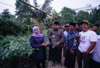 Calon Gubernur Jawa Timur nomor urut 2, Khofifah Indar Parawansa, berkunjung ke Kebun Pembibitan Buana Bakti yang berada di RT 15 RW 5, Desa Kedung Lurah, Kecamatan Pogalan, Trenggalek (hms)