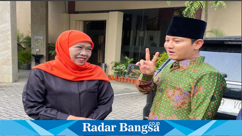 Khofifah  didampingi oleh Calon Bupati Petahana Trenggalek, Mochamad Nur Arifin dengan blusukan ke Pasar Subuh (hms)