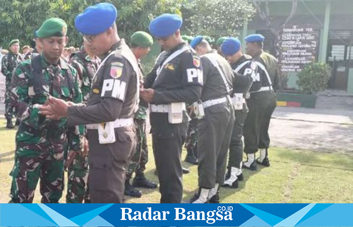 Saat sidak HP prajurit Kodim 0812 Lamongan  oleh anggota Polisi Militer (IST)