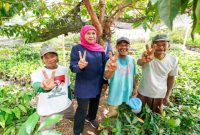 Calon Gubernur Jawa Timur nomor urut 2, Khofifah Indar Parawansa, mengunjungi kebun pembibitan buah milik Rohmatul Ummah di Desa Juwet (hms)