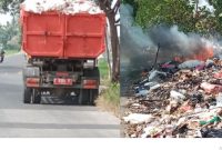 Tumpukan sampah  di pinggiran jalan (Dok foto Jayas)