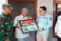 Pj. Gubernur Adhy Karyono, bersama Pjs. Walikota Kediri, meninjau rumah milik Bapak Mijan di Kecamatan Pesantren 