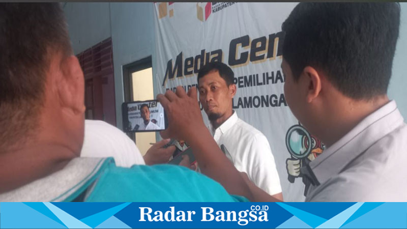 Ketua tim hukum Bagus, M. Ridwan, memberikan keterangan kepada awak media setelah melengkapi berkas laporan di Bawaslu Lamongan (IST)