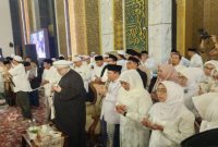 Khofifah Indar Parawansa dan Syekh Afeefuddin Al-Jailani dari Irak berada di tengah ribuan jamaah dalam peringatan Maulid Akbar di Masjid Nasional Al-Akbar Surabaya. (IST)