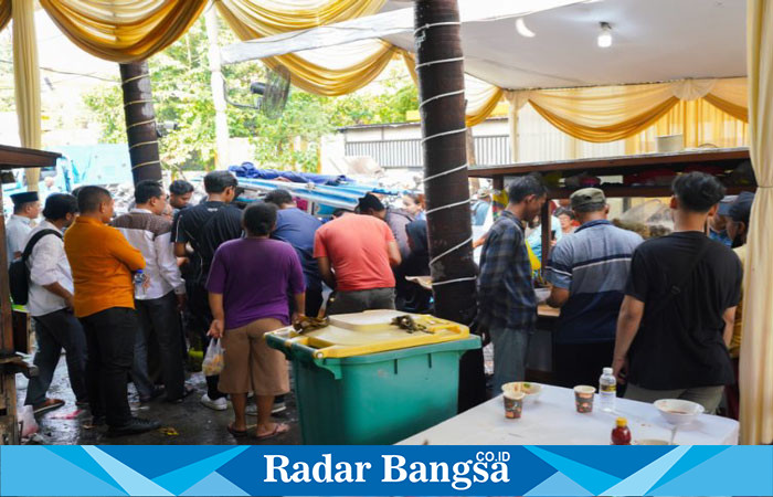 – Calon Gubernur Jawa Timur Khofifah Indar Parawansa menyuguhkan berbagai kuliner rakyat di kediaman pribadinya yang terletak di kawasan Jemursari (hms)