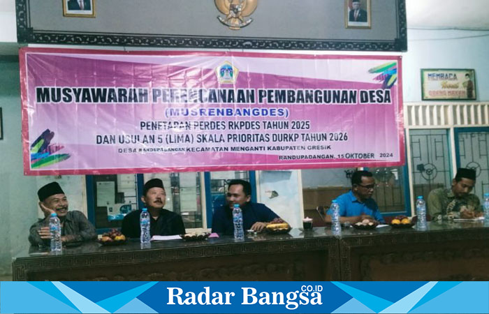 Camat Menganti Bagus Arif Jauhari, Kepala Desa Randupadangan Anhar, ketua BPD Zuhron serta Sekretaris desa Arif dalam acara Musrembangdes desa Randupadangan (IST)