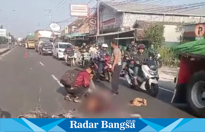 Anggota Gakkum Satlantas Polres Lamongan saat di TKP (ist)