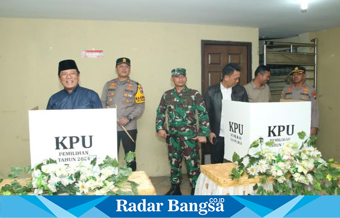 Wakil Bupati Lamongan Abdul Rouf  bersama  Kapolres Lamongan AKBP Bobby Adimas Candra Putra saat sidak TPS (Sumber foto : Prokopim Lamongan)