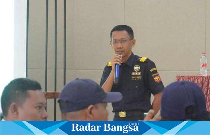 Perwakilan dari Kantor Bea Cukai Kediri, Hartoyo, juga memberikan pandangannya dalam acara Gempur Rokok Ilegal  yang berlangsung di Hallroom Hotel Farel Nganjuk (IST)