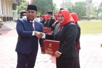 Pjs Bupati Sidoarjo, Muhammad Isa Ansori saat memberikan penghargaan Satyalancana Karya Satya dari Presiden RI (IST)