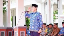 Bupati Lamongan, Yuhronur Efendi,  bertindak sebagai inspektur upacara memperingati  HGN 2024, HUT Korpri) ke-53, dan HUT  PGRI  ke-79 di Alun-Alun Lamongan, Jumat (29/11/2024).  (kmf)