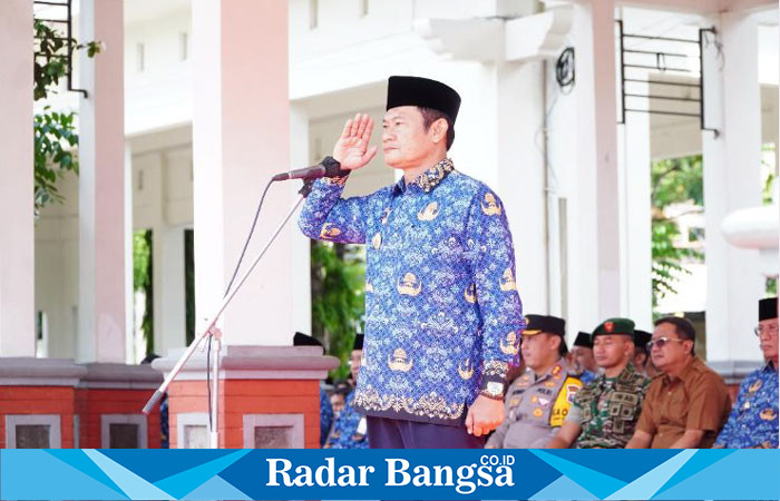 Bupati Lamongan, Yuhronur Efendi,  bertindak sebagai inspektur upacara memperingati  HGN 2024, HUT Korpri) ke-53, dan HUT  PGRI  ke-79 di Alun-Alun Lamongan, Jumat (29/11/2024).  (kmf)