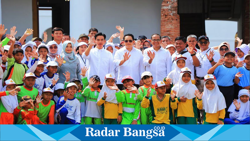 Pj Gubernur Jawa Timur Adhy Karyono bersama Wakil Presiden Republik Indonesia Gibran Rakabuming Raka melakukan peninjauan ke situs bersejarah Benteng Van den Bosch di Kabupaten Ngawi  (IST)