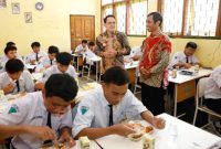 Pj  Gubernur Jawa Timur, Adhy Karyono, melakukan inspeksi terhadap pelaksanaan uji coba program Makan Bergizi Gratis di SMA dan SMK Gema 45 Surabaya (Foto Istimewa)