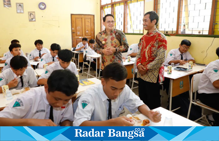 Pj  Gubernur Jawa Timur, Adhy Karyono, melakukan inspeksi terhadap pelaksanaan uji coba program Makan Bergizi Gratis di SMA dan SMK Gema 45 Surabaya (Foto Istimewa)