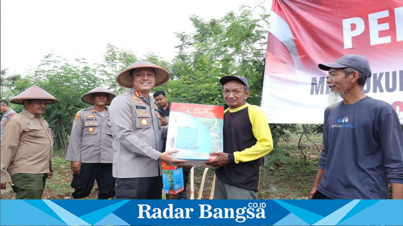 Kapolres Lamongan AKBP Bobby A. Condroputra, S.H., S.I.K., M.Si.,saat menyerahkan bibit Jagung kepada petani (IST)