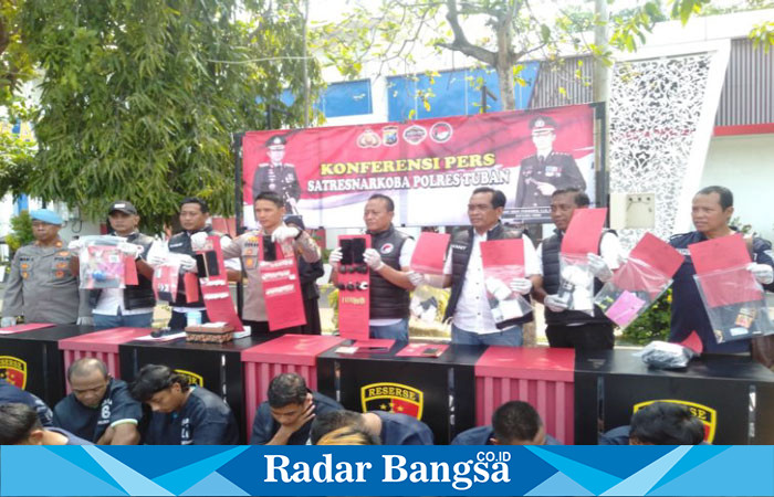 Bertempat di Halaman Polres Tuban, Kapolres Tuban AKBP. Oscar Syamsudin, S.I.K, M.T., didampingi Kasat Narkoba AKP. Harjo, S.H., dan Kasi Humas IPTU. Mugiyanto, S.H., mengungkapkan kasus peredaran narkoba yang berhasil dibongkar (IST)