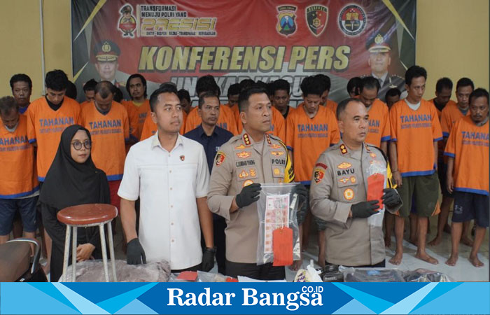 Kapolresta Sidoarjo Kombes. Pol. Christian Tobing dalam konferensi pers di Mako Polresta Sidoarjo. 