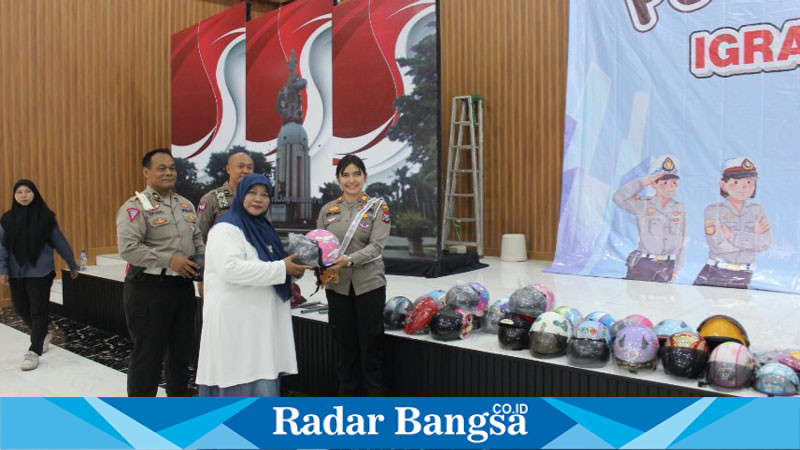 Unit Kamsel Satlantas Polresta Sidoarjo memberikan edukasi tentang tata tertib berlalu lintas kepada ratusan siswa-siswi Taman Kanak-Kanak  (ist)