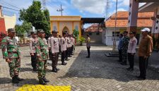 Kapolsek Tikung, IPTU Tulus Haryanto, S.E., M.H., saat memimpin apel di halaman Kantor PPK Kecamatan Tikung (Dok foto Intel Polsek Tikung)