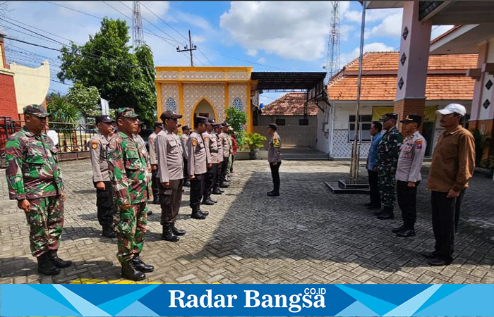 Kapolsek Tikung, IPTU Tulus Haryanto, S.E., M.H., saat memimpin apel di halaman Kantor PPK Kecamatan Tikung (Dok foto Intel Polsek Tikung)