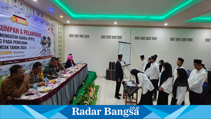 Kapolsek Tikung IPTU Tulus Haryanto, S.E., M.H.,   hadiri  Pelantikan dan pengambilan sumpah/janji Pengawas TPS digelar di Aula MTs. Nurul Ulum Genceng (IST)