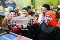 Calon Gubernur Jawa Timur, Khofifah Indar Parawansa, mengunjungi Pasar Ikan Pabean (hms)