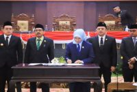 Penandatanganan Persetujuan Bersama Pj  Gubernur Jatim, Adhy Karyono, dan Ketua DPRD Jatim, Muhammad Musyafak Rouf, bersama dengan Wakil Ketua I Deni Wicaksono, Wakil Ketua III Blegur Prijanggono, serta Wakil Ketua IV Sri Wahyuni dalam Sidang Paripurna di DPRD Jatim, Surabaya (foto Istimewa)