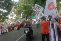 Flashmob Kader PKS Kabupaten Kediri di Jalan Ahmad Yani Pare, Minggu (10/11) (foto: Hikam)