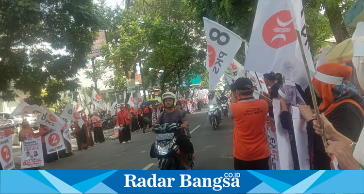 Flashmob Kader PKS Kabupaten Kediri di Jalan Ahmad Yani Pare, Minggu (10/11) (foto: Hikam)