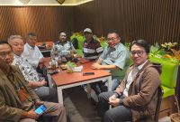 Prof. Rizal E. Halim, Tim Kajian Digital SMSI dan Ketua Umum SMSI, Firdaus,  menggelar diskusi terbatas di Kopi Godog, Jakarta (Dok foto SMSI)