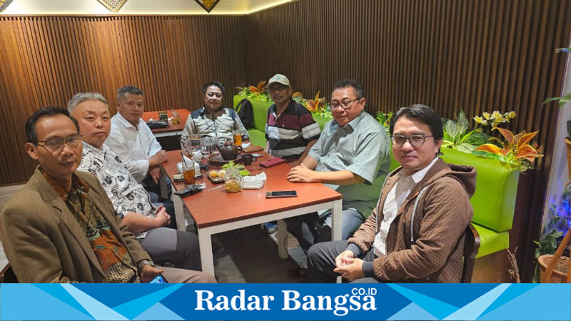 Prof. Rizal E. Halim, Tim Kajian Digital SMSI dan Ketua Umum SMSI, Firdaus,  menggelar diskusi terbatas di Kopi Godog, Jakarta (Dok foto SMSI)