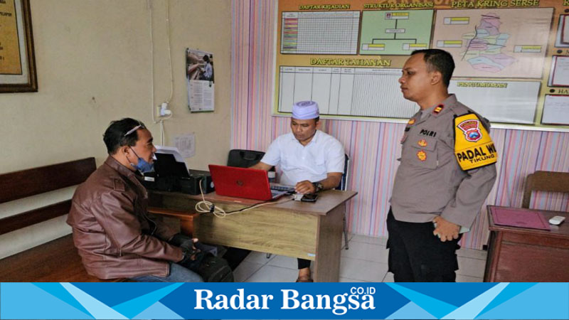 Posisi duduk jaket coklat Pelaku Judol saat di tanyain Kapolsek Tikung Iptu Tulus Haryanto,SE.,MH di ruangan Reskrim (ist)