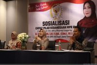 (tengah) DPD RI Dr. Lia Istifhama, M.E.I., menggelar sosialisasi Empat Pilar MPR RI di Bess Mansion Hotel Surabaya (Dok Istimewa)