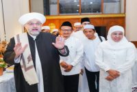 Ulama terkemuka dunia, Syekh Al Sayyid Afeefuddin Al Jailani dari Irak, hadir memberikan tausiyah di tengah masyarakat Jawa Timur dalam acara Maulid Akbar sekaligus peringatan Milad Masjid Nasional Al Akbar di Surabaya (hms)