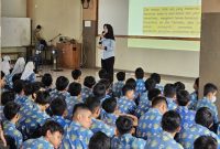 Kanit PPA Satreskrim Polresta Sidoarjo, Iptu Utun Utami, memimpin sosialisasi (IST)