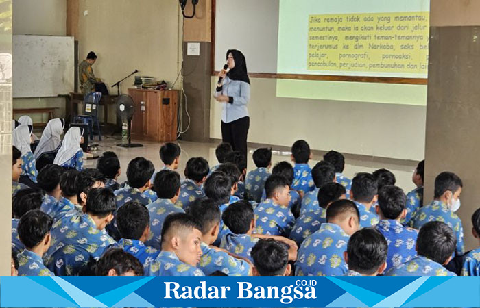 Kanit PPA Satreskrim Polresta Sidoarjo, Iptu Utun Utami, memimpin sosialisasi (IST)