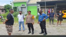 Kapolsek Tikung, IPTU Tulus Haryanto, S.E., M.H., di dampingI Plt Kanit Reskrim IPDA Andi  dan Kasun Takeran Irwan saat bertemu keluarga korban di TKP (IST)