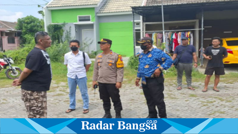 Kapolsek Tikung, IPTU Tulus Haryanto, S.E., M.H., di dampingI Plt Kanit Reskrim IPDA Andi  dan Kasun Takeran Irwan saat bertemu keluarga korban di TKP (IST)