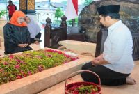 Pasangan calon Gubernur dan Wakil Gubernur Jawa Timur nomor urut 2, Khofifah Indar Parawansa dan Emil Elestianto Dardak, ziarah ke makam Proklamator RI, Soekarno, di Blitar (hms)