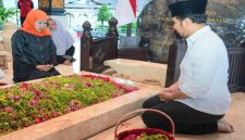 Pasangan calon Gubernur dan Wakil Gubernur Jawa Timur nomor urut 2, Khofifah Indar Parawansa dan Emil Elestianto Dardak, ziarah ke makam Proklamator RI, Soekarno, di Blitar (hms)