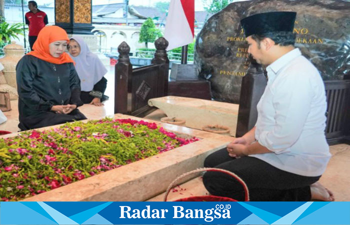 Pasangan calon Gubernur dan Wakil Gubernur Jawa Timur nomor urut 2, Khofifah Indar Parawansa dan Emil Elestianto Dardak, ziarah ke makam Proklamator RI, Soekarno, di Blitar (hms)