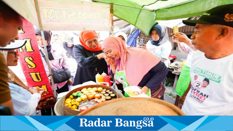 Khofifah Naik Delman dan Borong Mochi di Pasar Jumat Legi Sukodono, Siap Tingkatkan Kualitas Produk UMKM Lokal
