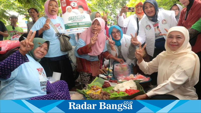 Pastikan Stok Aman, Khofifah Panen Dukungan dan Doa di Pasar Baru Gresik