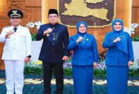 Pj. Gubernur Jawa Timur Adhy Karyono melantik dan mengambil sumpah jabatan Adi Wibowo sebagai Walikota Pasuruan di Gedung Negara Grahadi, Surabaya, Senin (23/12) (ist)