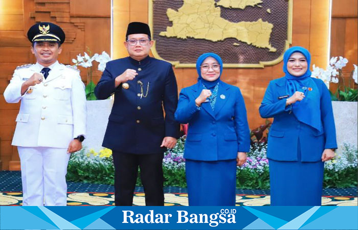 Pj. Gubernur Jawa Timur Adhy Karyono melantik dan mengambil sumpah jabatan Adi Wibowo sebagai Walikota Pasuruan di Gedung Negara Grahadi, Surabaya, Senin (23/12) (ist)