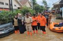 Anggota DPD RI  Lia Istifhama  saat di lokasi  terendam banjir bersama tim gabungan  (Foto Istimewa)